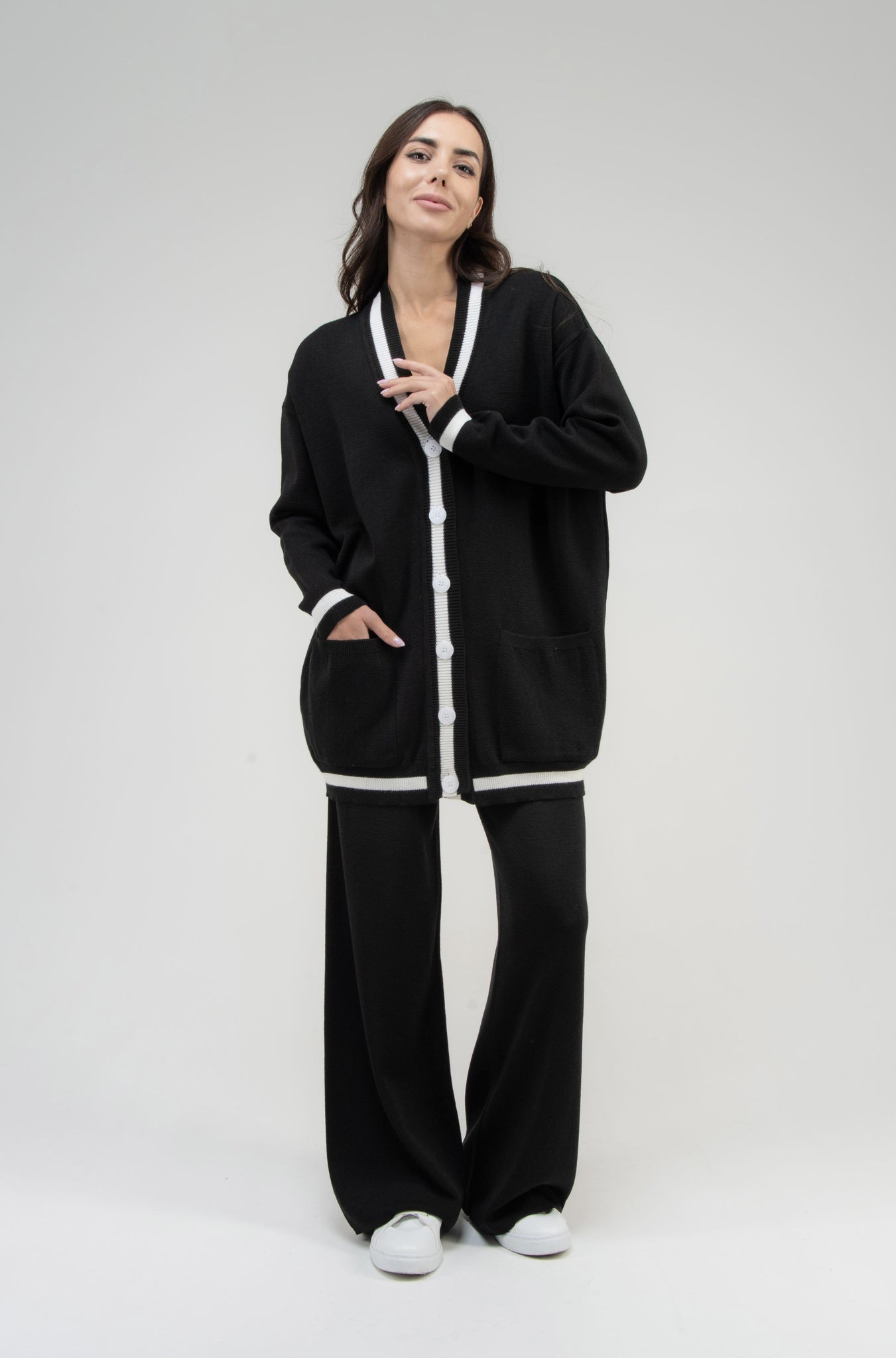 Кардиган вовняний чорний з контрастним білим кантом