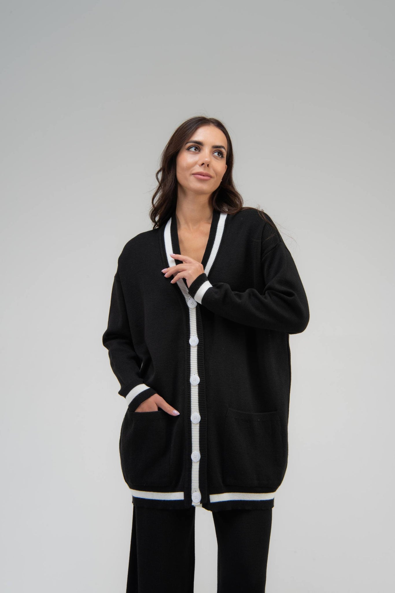 Кардиган вовняний чорний з контрастним білим кантом